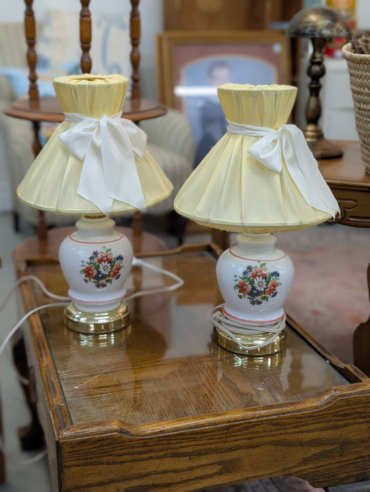 Milk glass set of lamps