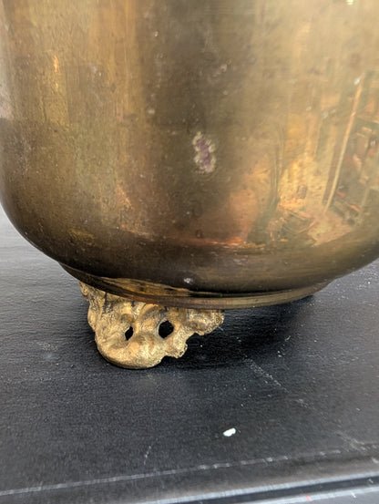 Brass pot with pegs