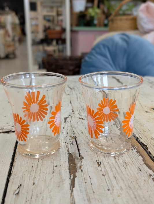 Set of daisy glasses