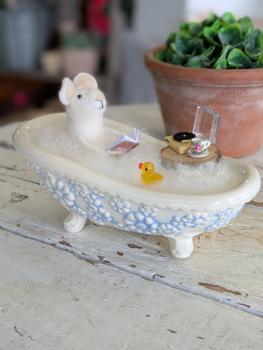 Winifred in bathtub mouse