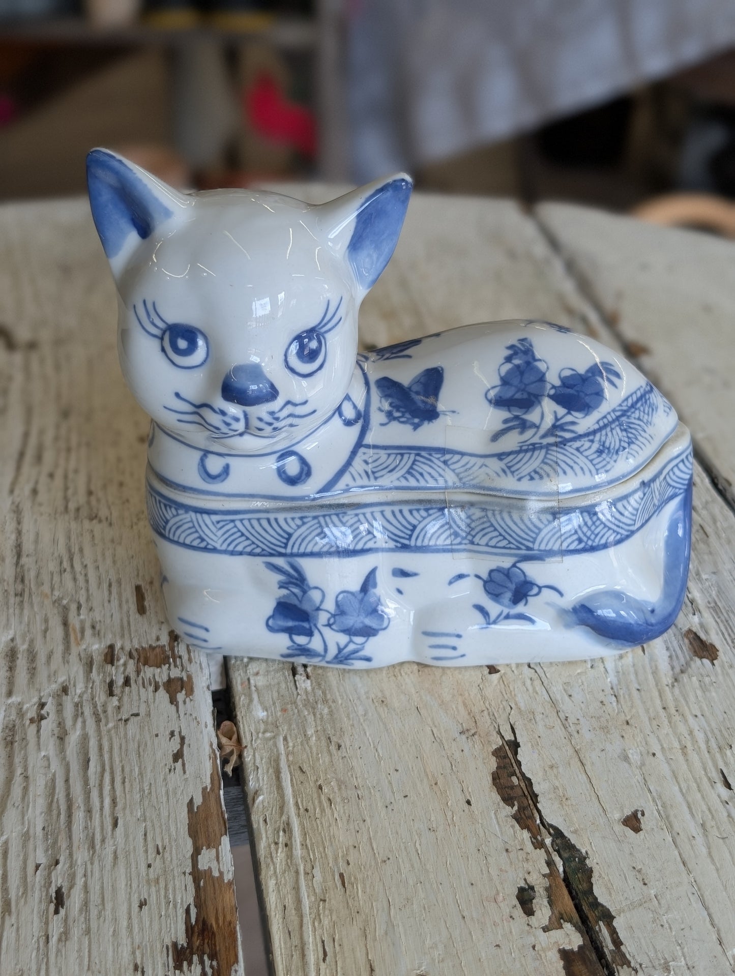 Chinoserie blue and white kitty