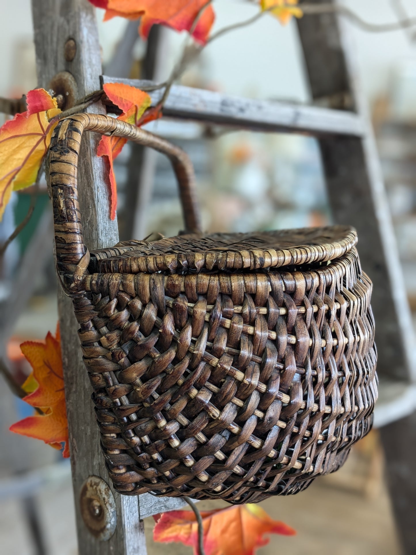 Whicker wall hanging basket