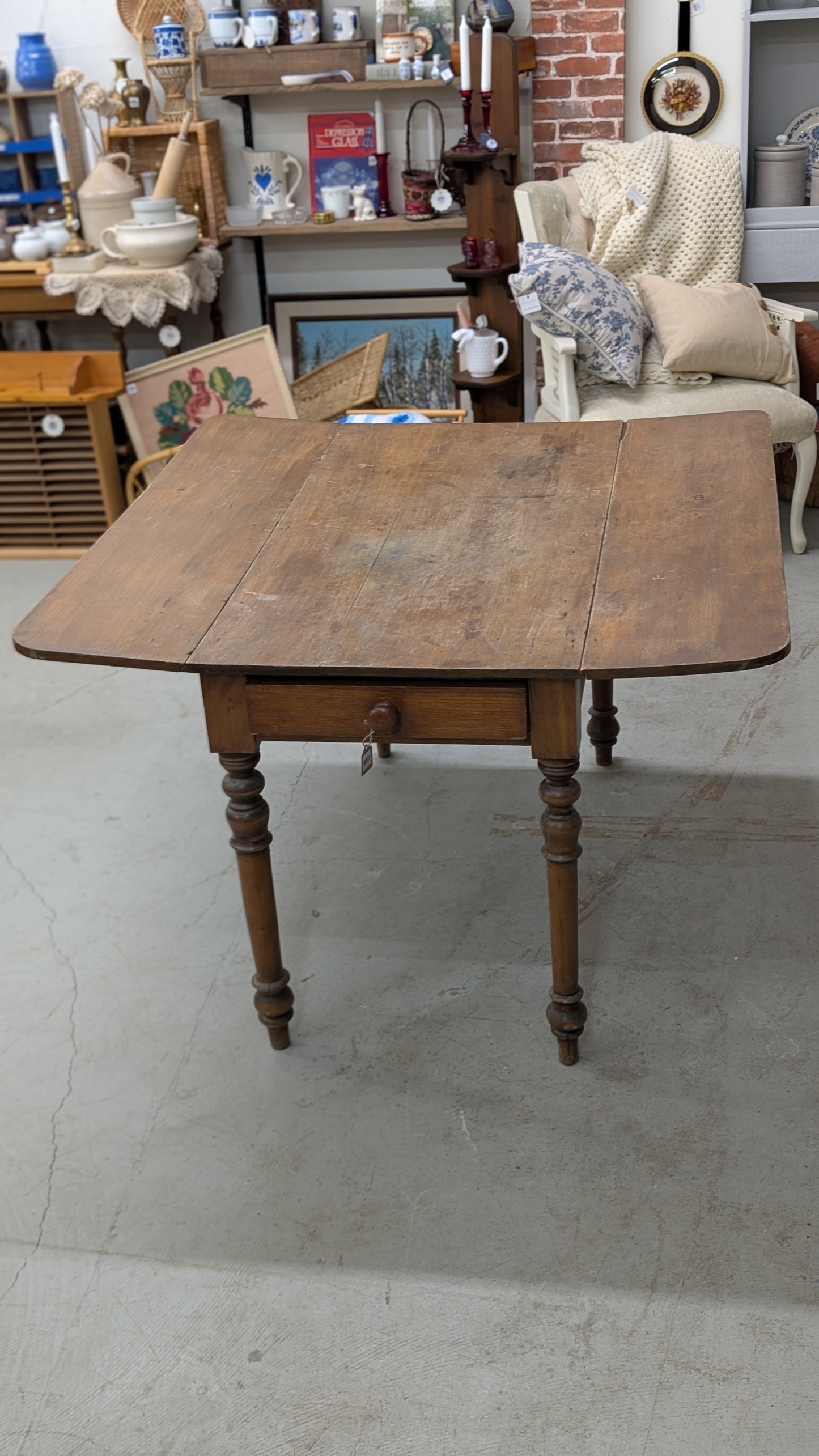 Drop leaf table