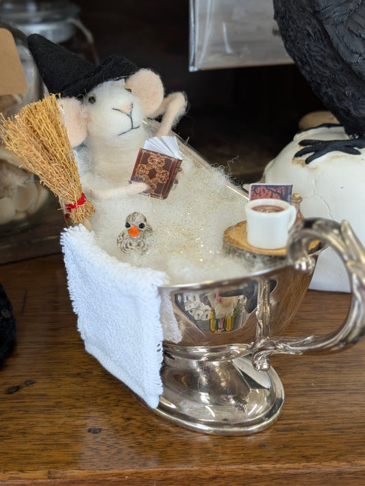 Witch mouse in Tub - Dorothy