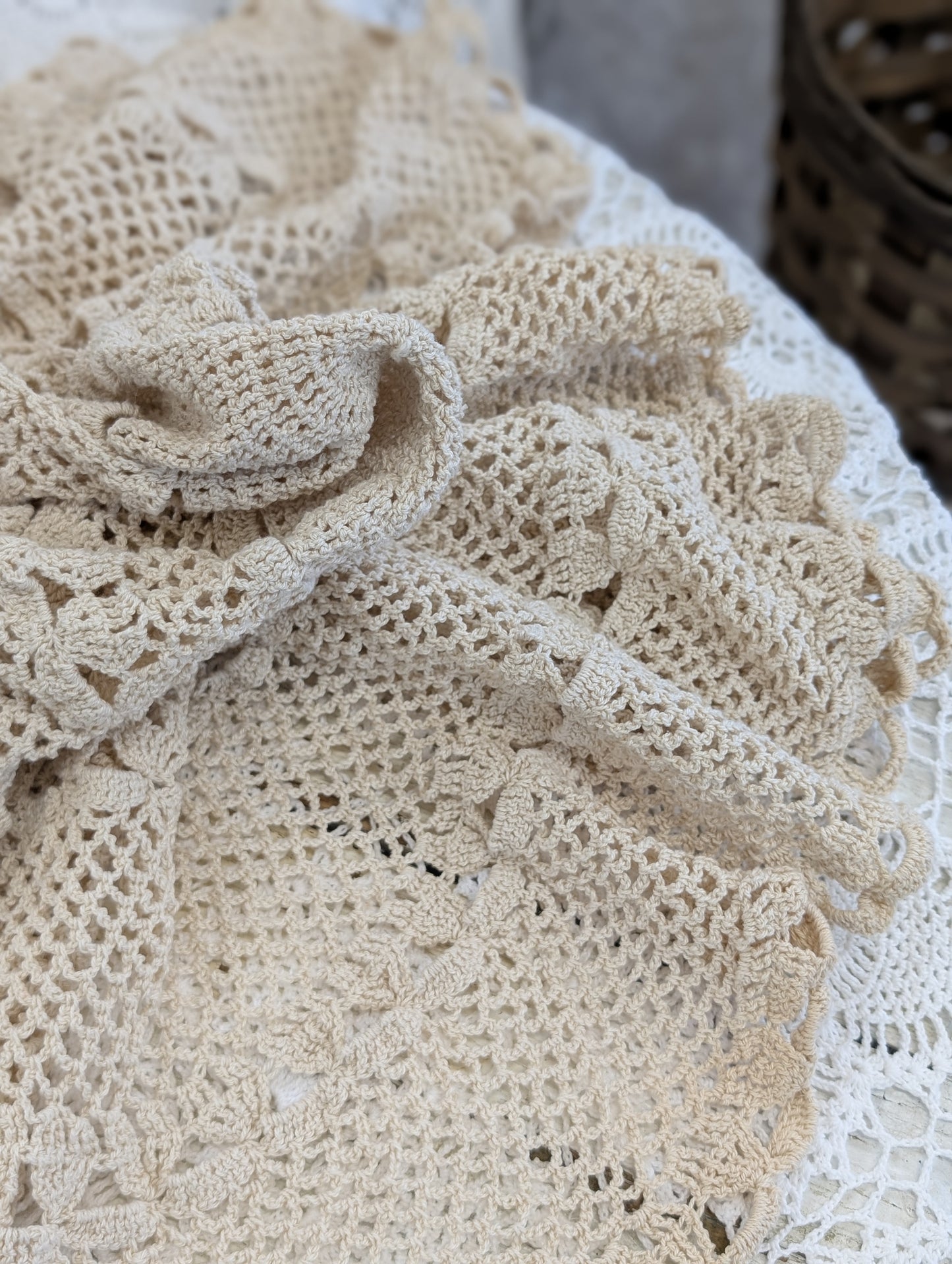 Crochet table cloth round